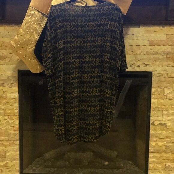 LuLaRoe Irma Tribal Tunic Top XS Extra Small - Picture 1 of 3